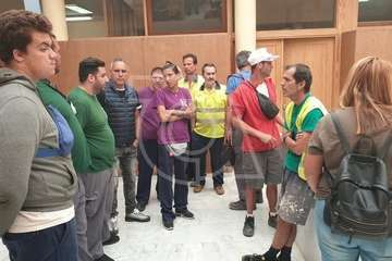 Los afectados por el retraso en el pago de las nóminas municipales exigen cobrar (Foto TA)